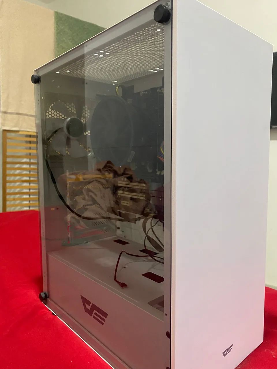 Gabinete branco com lateral de vidro