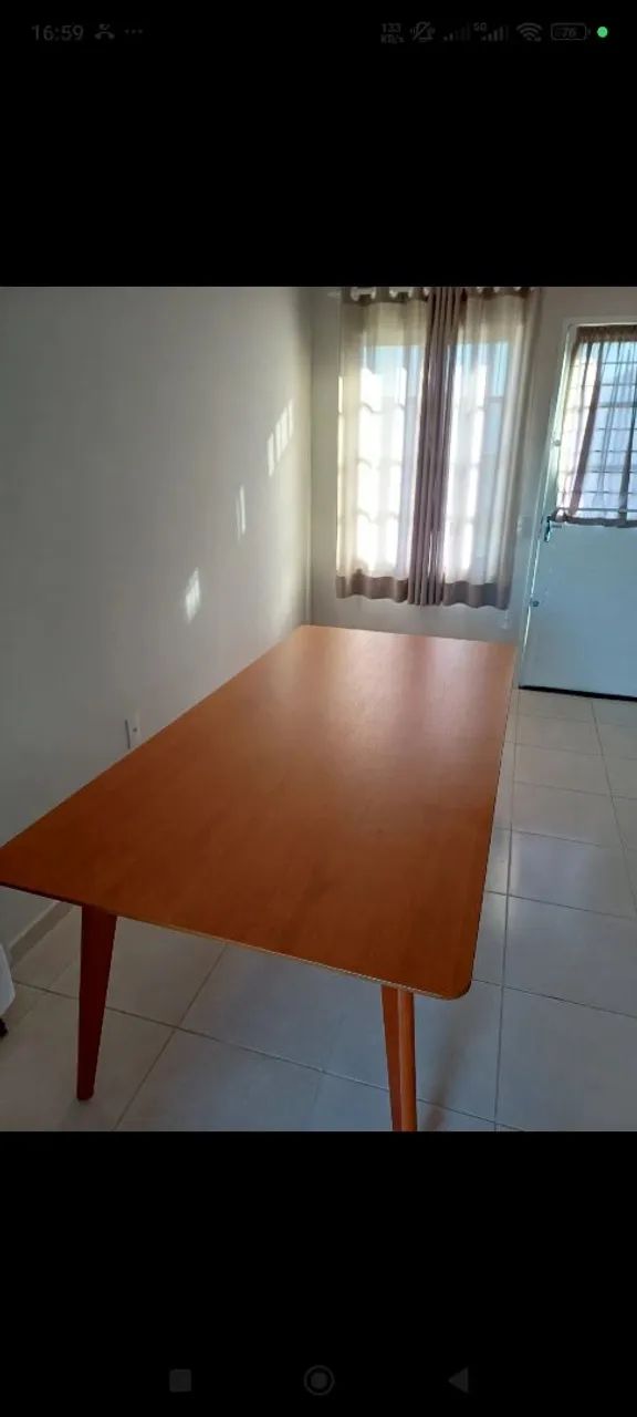 Mesa de 8 lugares sem cadeiras