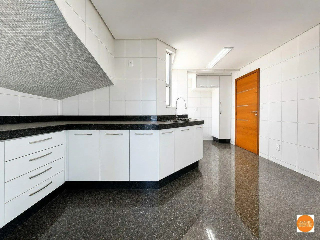 Cobertura Triplex com aproximadamente 252m² à venda  4 quartos, sendo 1 suíte e 4 vagas  U - Foto 5