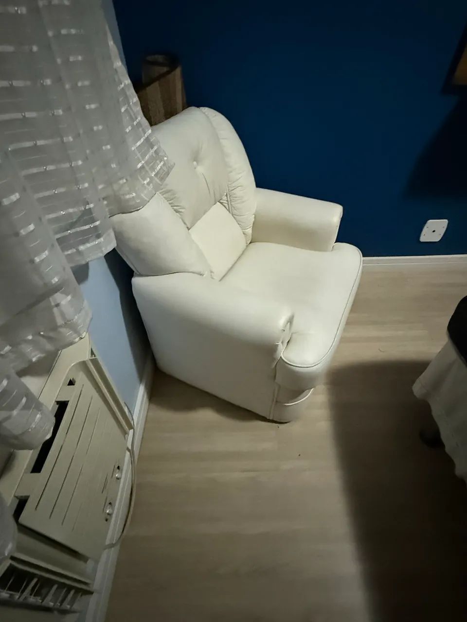 Poltrona amamentação em couro branco  - Foto 2