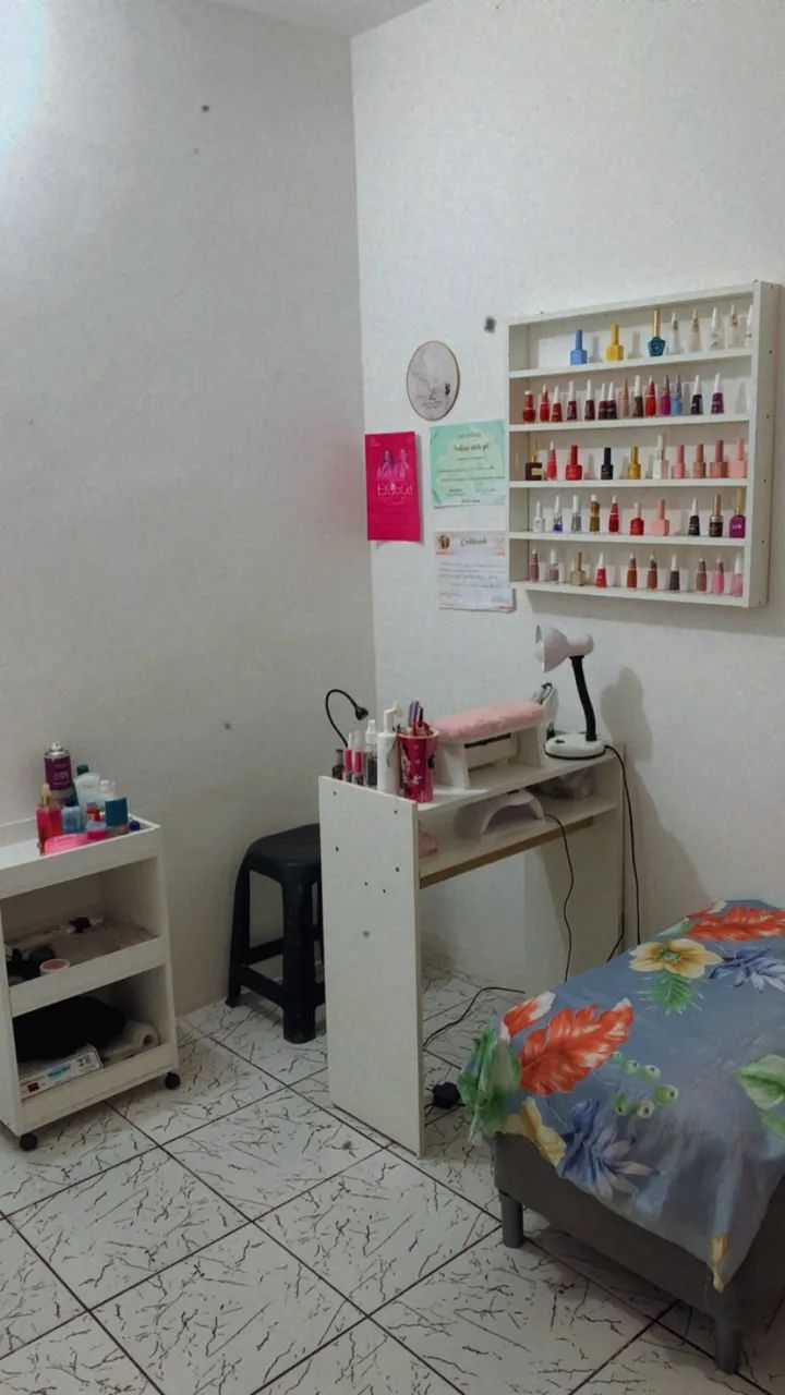 Vendo mesa carrinho auxiliar e expositor de esmaltes 