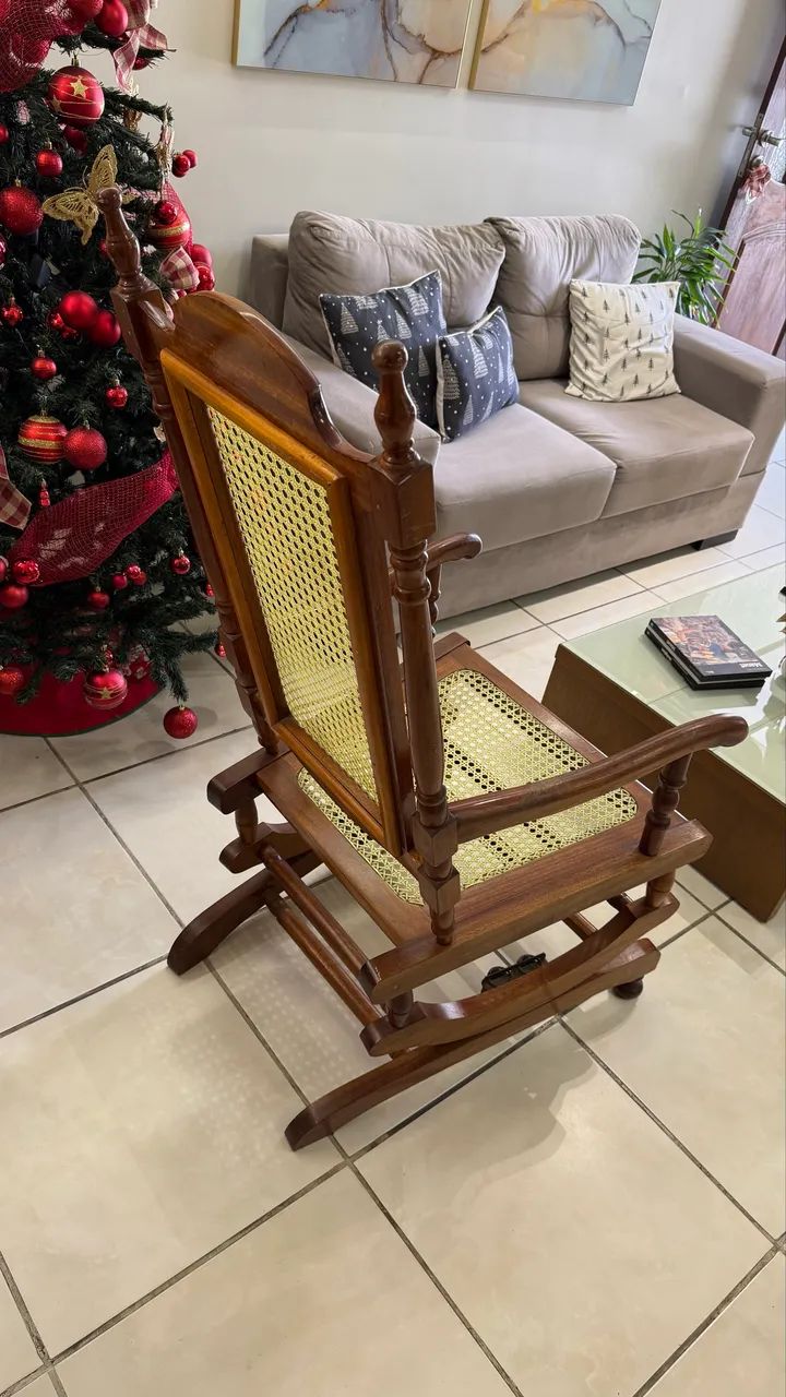 Vendo cadeira de balanço em madeira - Foto 4