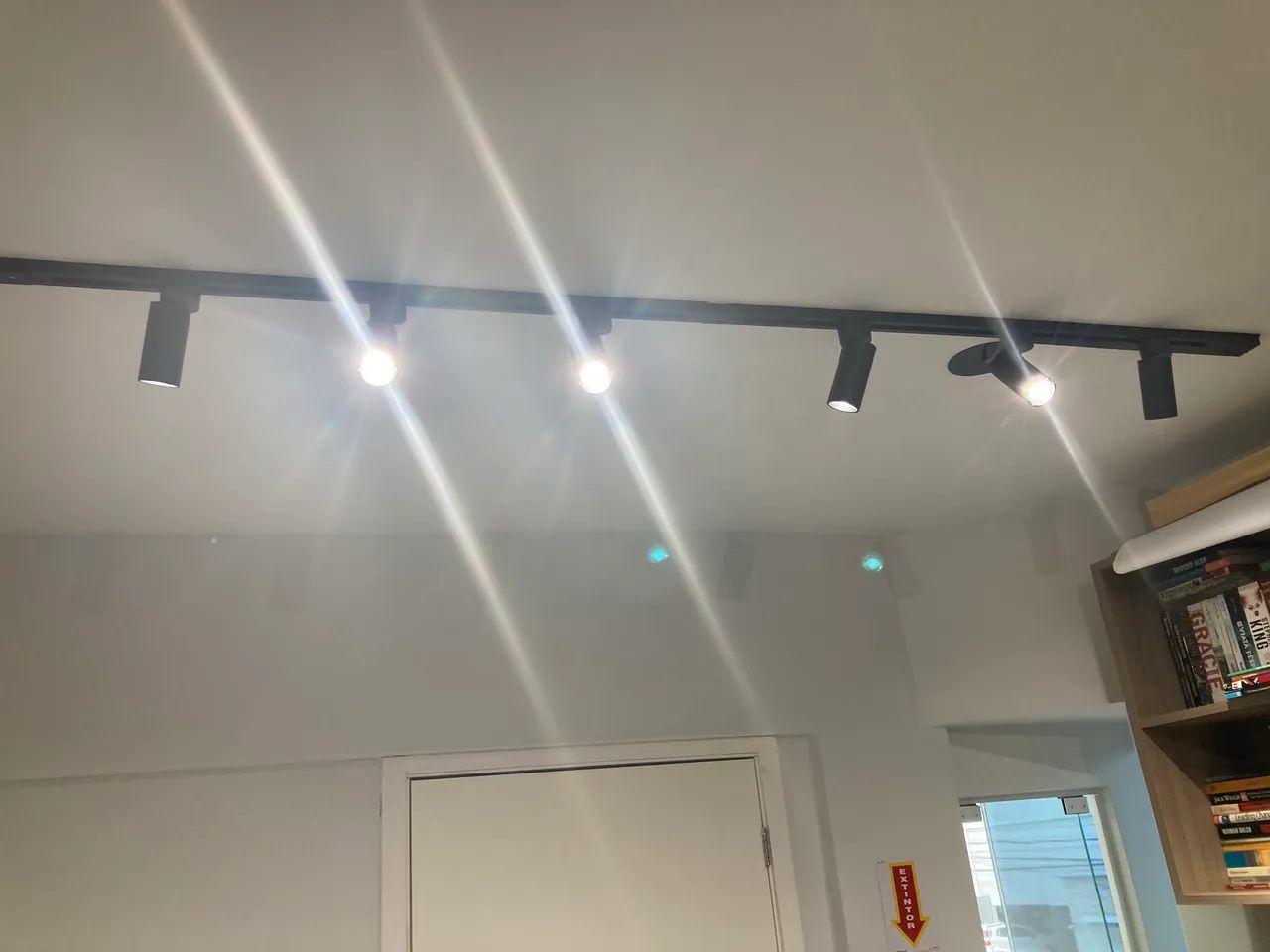 Trilho eletrificado 2m com 6 spots Branco Frio - Foto 2