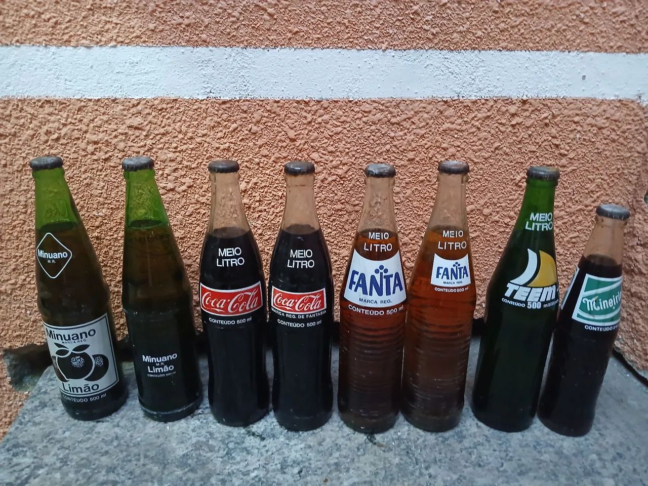Garrafas de refrigerante lacrado de 1981 e 1982 