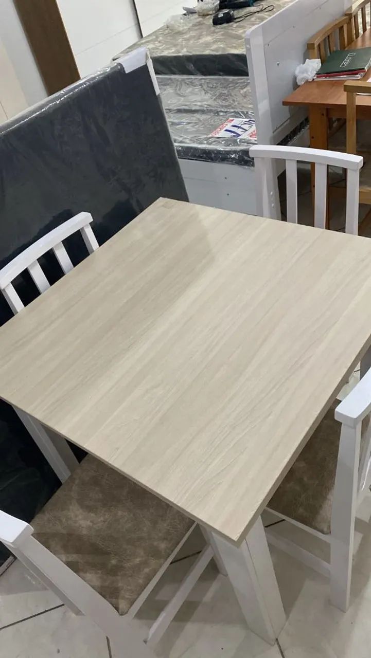 Mesa modelo mordeno impecável estado