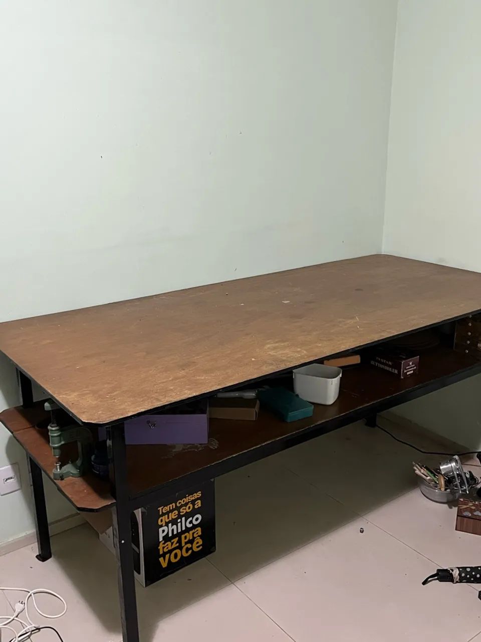 Mesa de madeira, duas divisorias