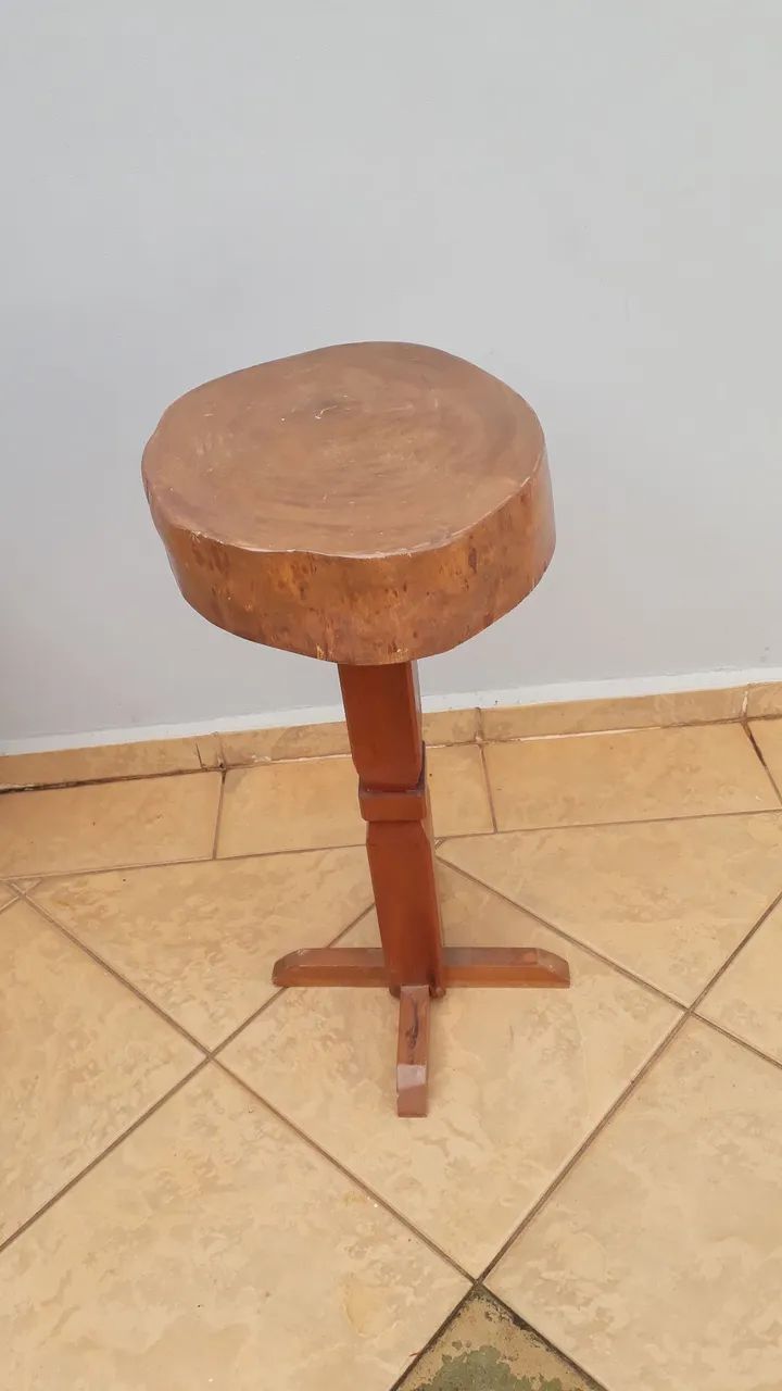 Mesinha  de apoio em madeira maciça 