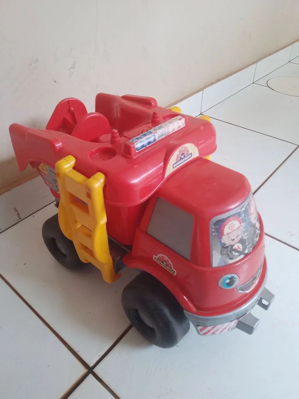 Carro do bombeiro de brinquedo usado  - Foto 3
