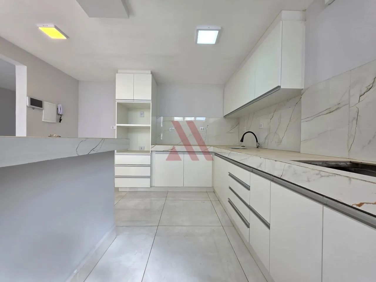 Edifício Daniela, 3 quartos sendo 1 suíte, reformado com 1 vaga de garagem andar alto com  - Foto 2