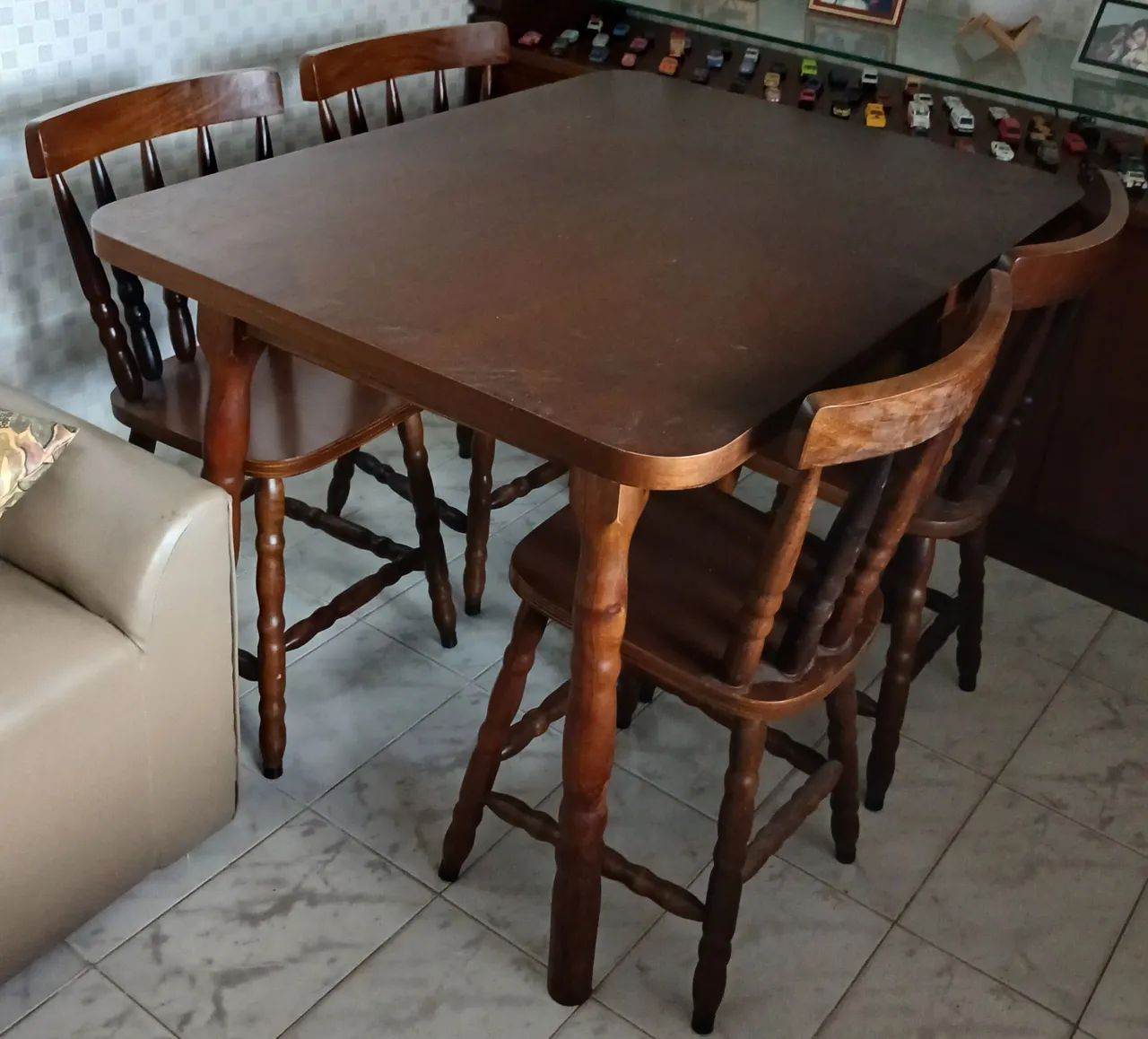 Mesa de madeira com quatro cadeiras - Foto 2