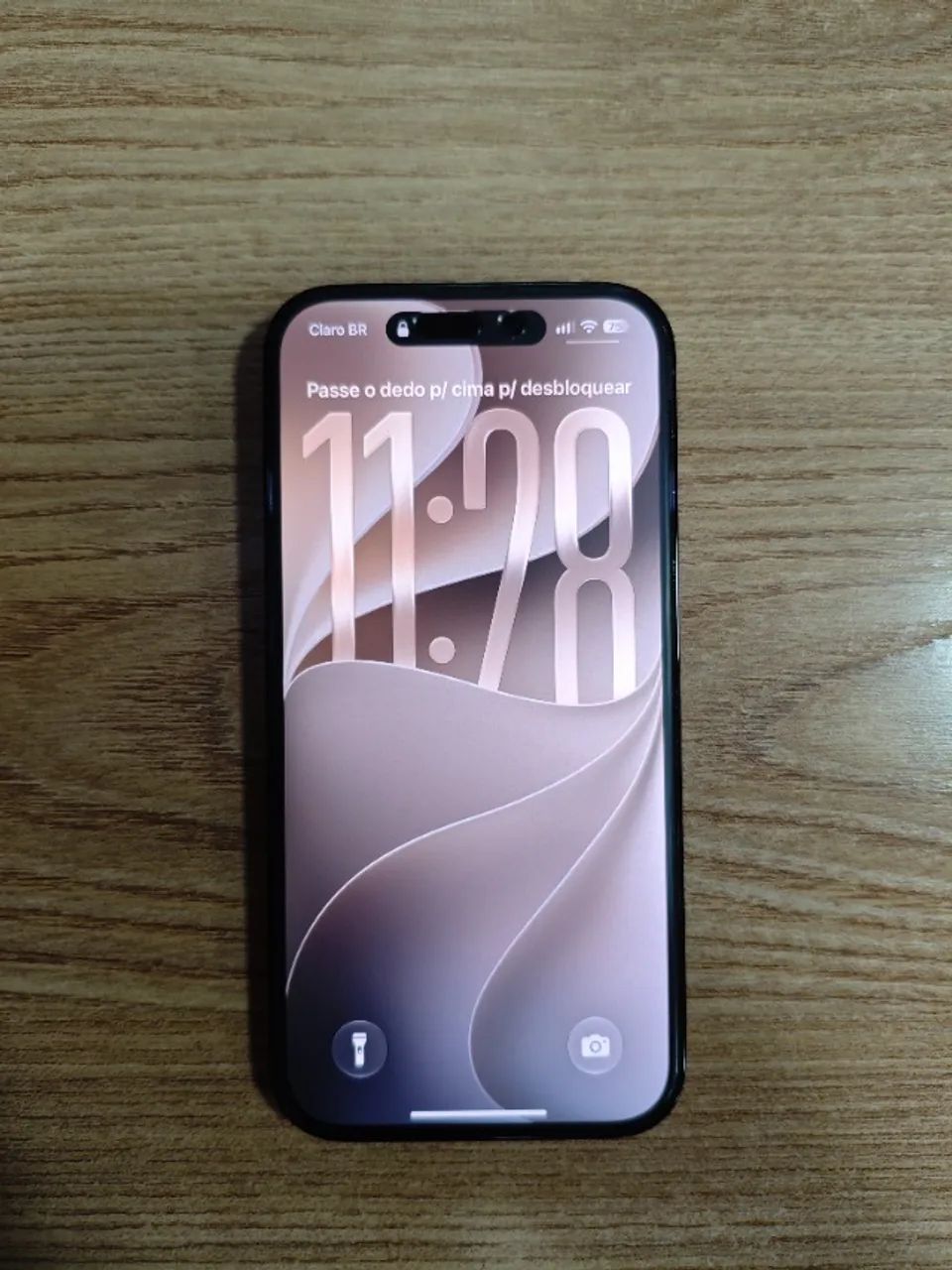 iPhone 14 Pro 256GB, muito bem conservado, sem marcas de uso relevantes.