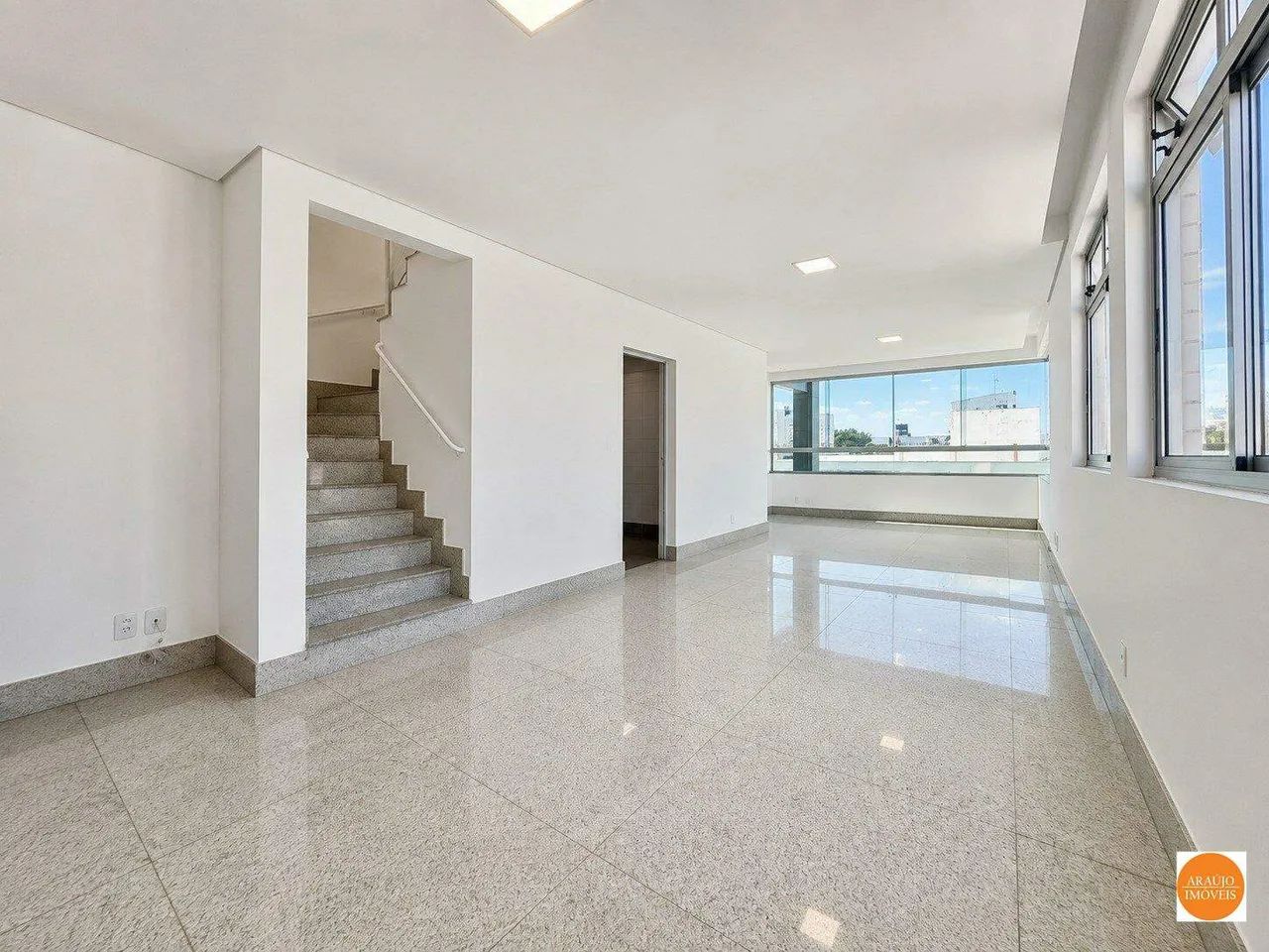 Cobertura Triplex com aproximadamente 252m² à venda  4 quartos, sendo 1 suíte e 4 vagas  U - Foto 4