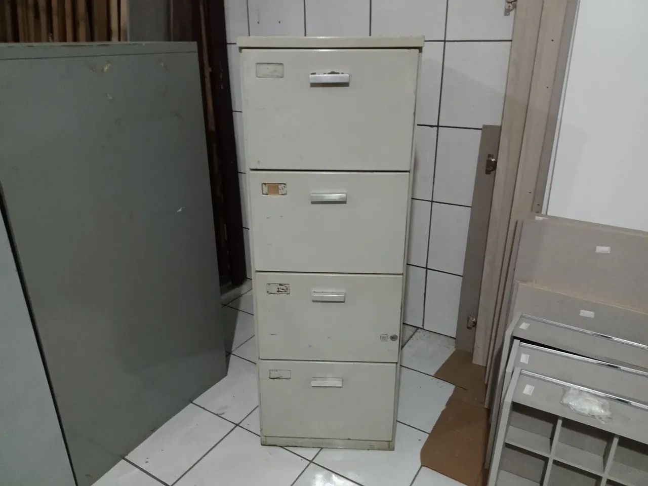 Arquivo com Quatro Gavetas 