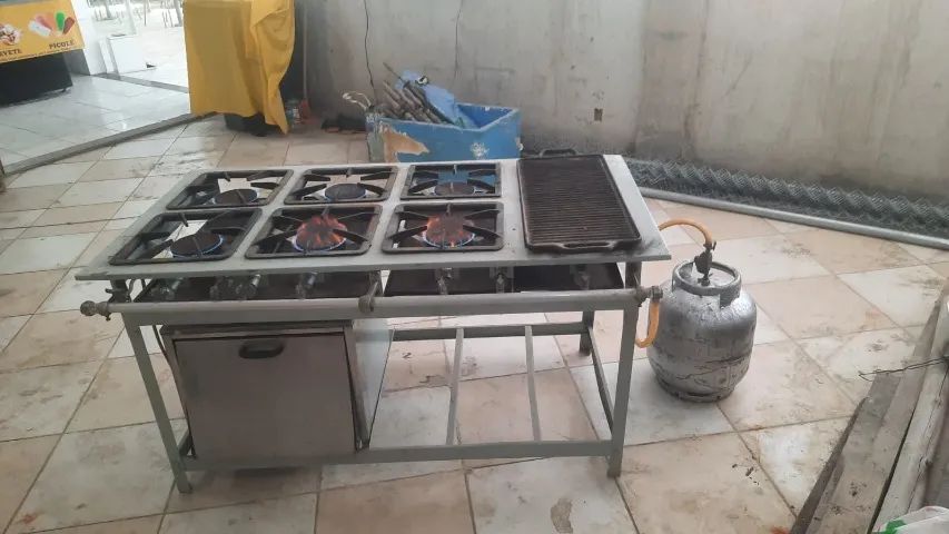 PRA SAIR HOJE - FOGÃO INDUSTRIAL 6 BOCAS E UMA CHAPA - Foto 2