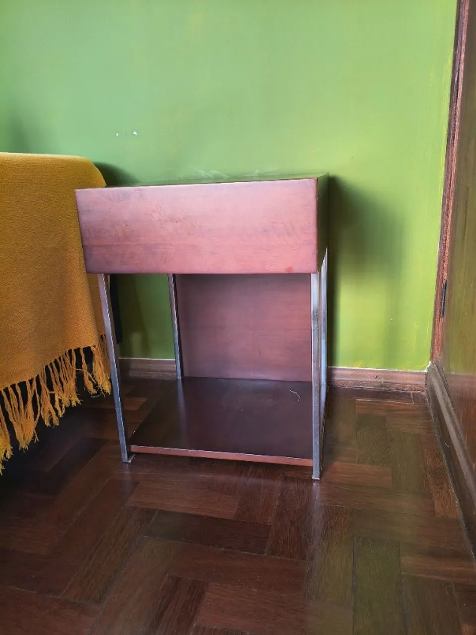 Mesa de cabeceira com gaveta - madeira