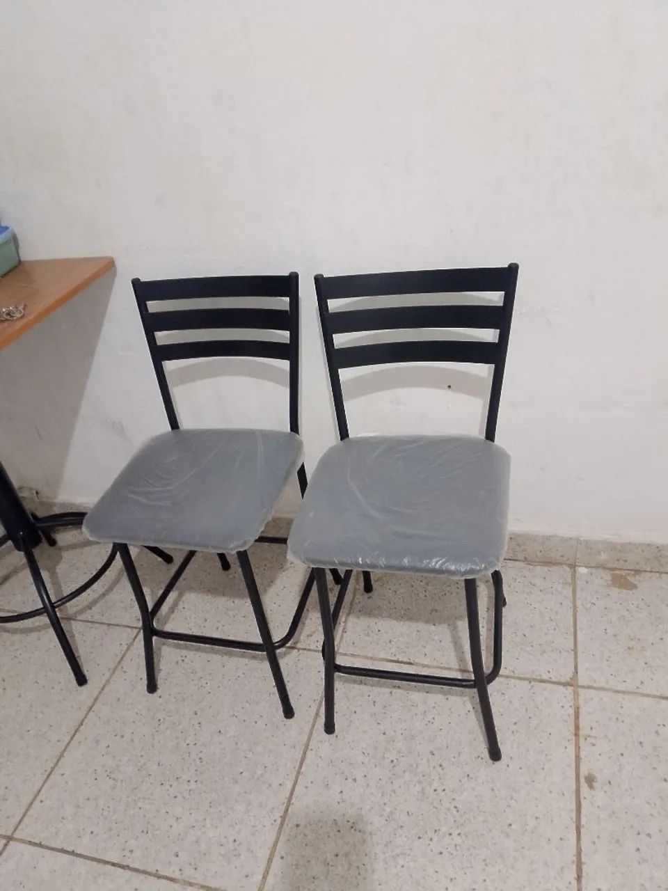 Mesa 60×60 com duas cadeiras  - Foto 2