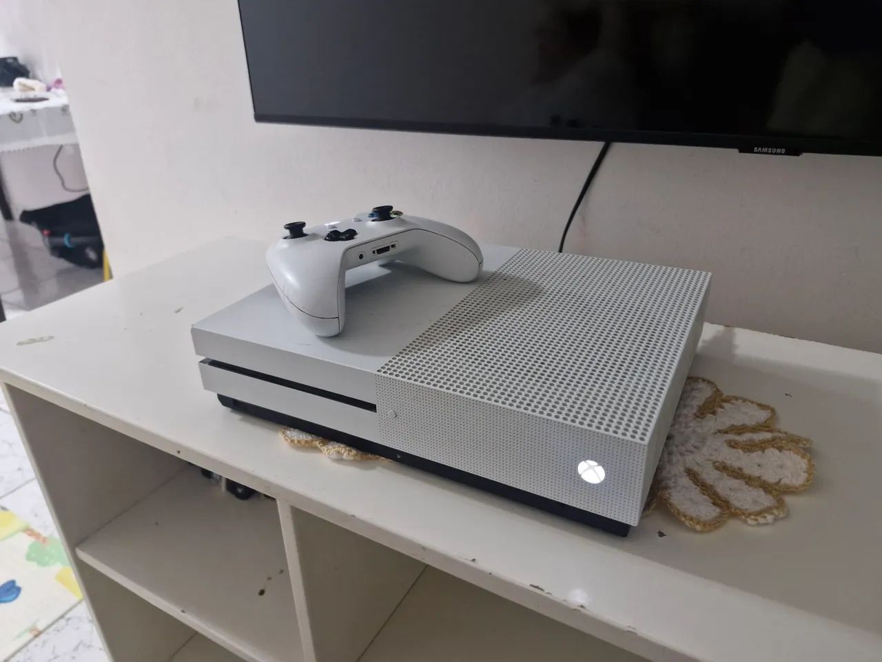 Microsoft Xbox One 1Tb Standard cor Branco com controle original  - Foto 2