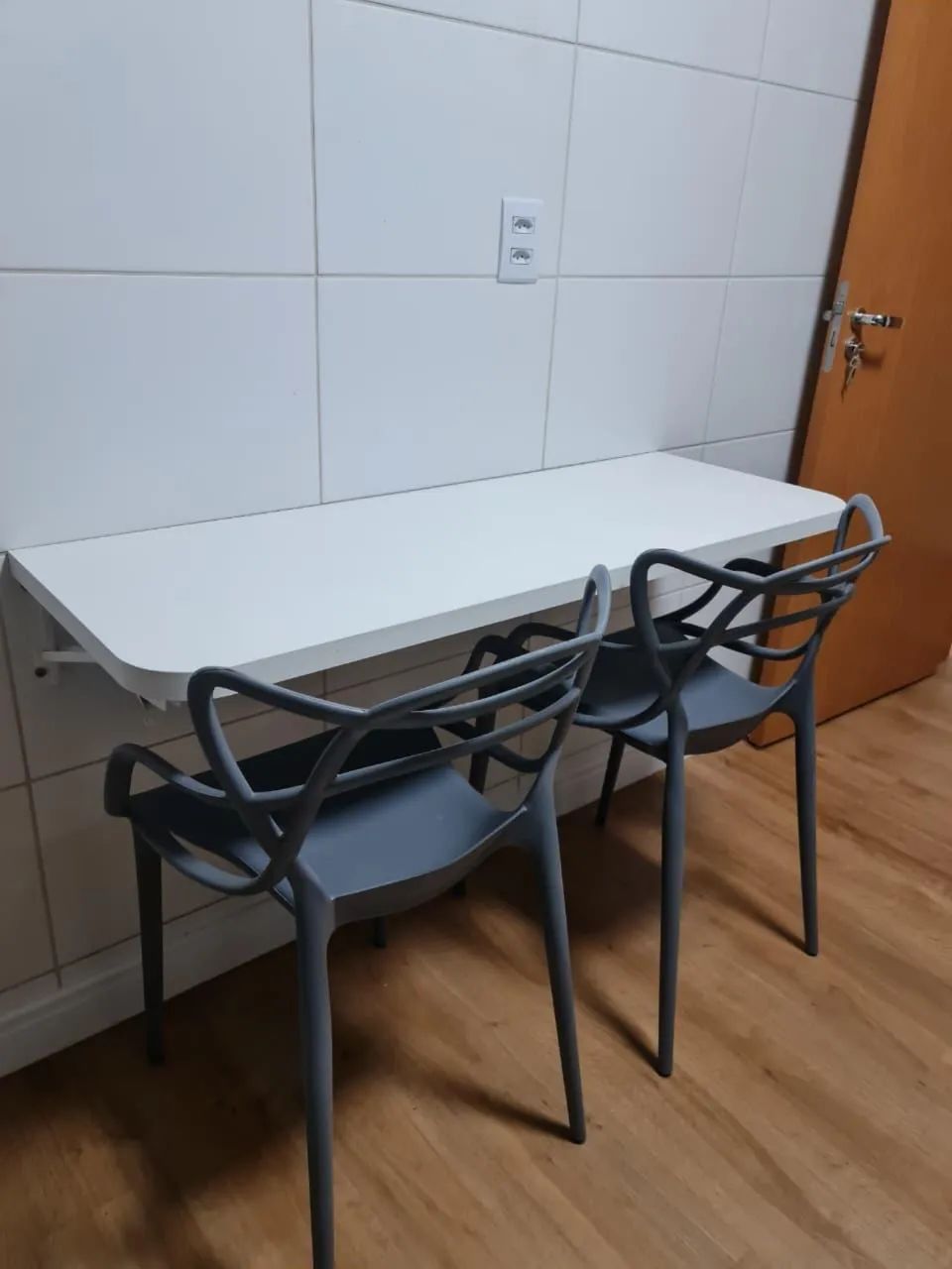 Mesa retrátil com 2 cadeiras  - Foto 2