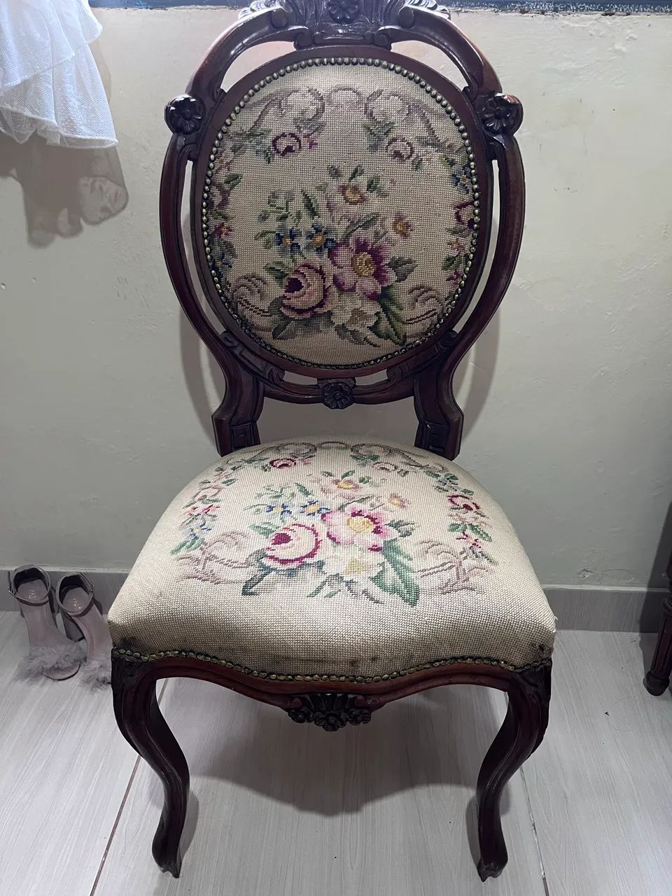 Cadeira chippandelle com bordado floral