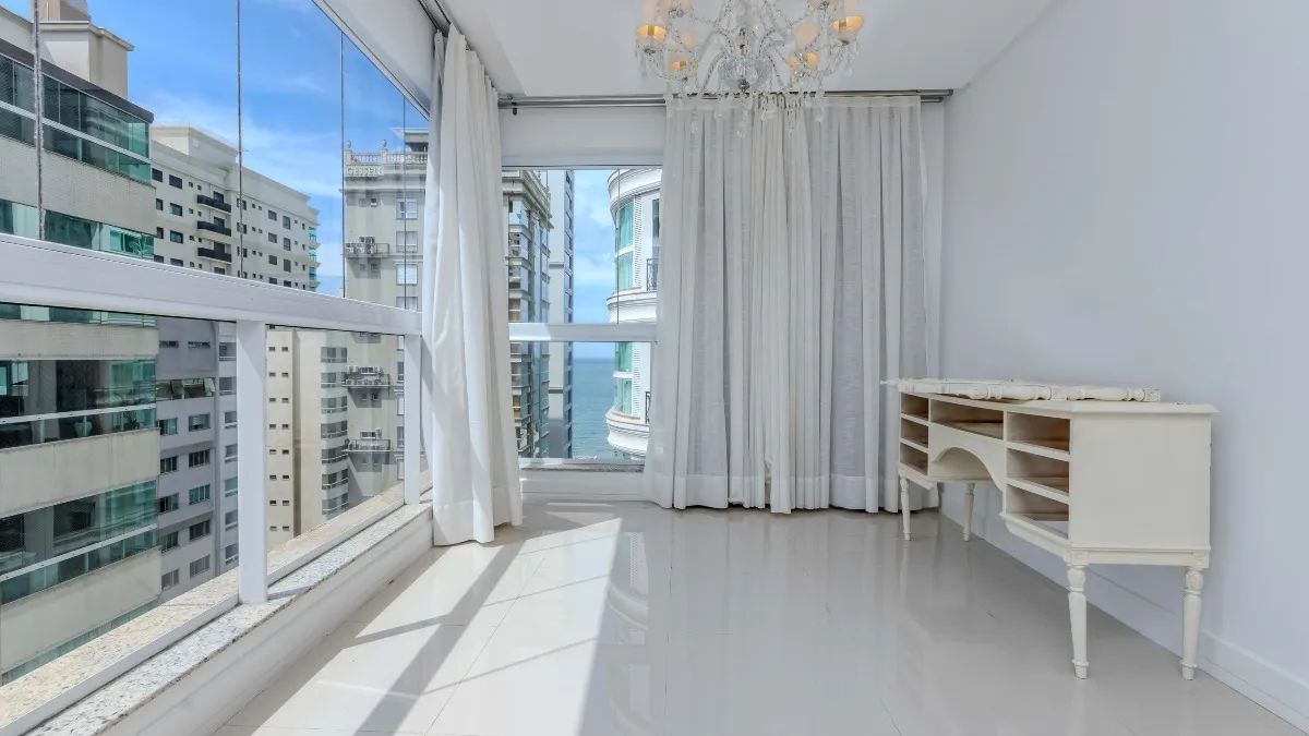Cobertura com 4 suítes no Edificio Splendore Del Mare na Meia Praia em Itapema