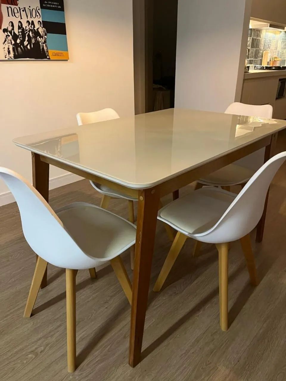 Jogo de mesa com quatro cadeiras - Foto 2