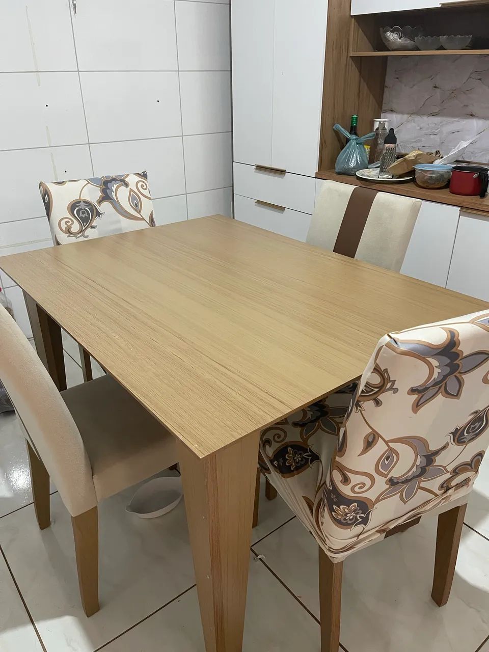 Mesa com 4 cadeiras acochoadas com capas