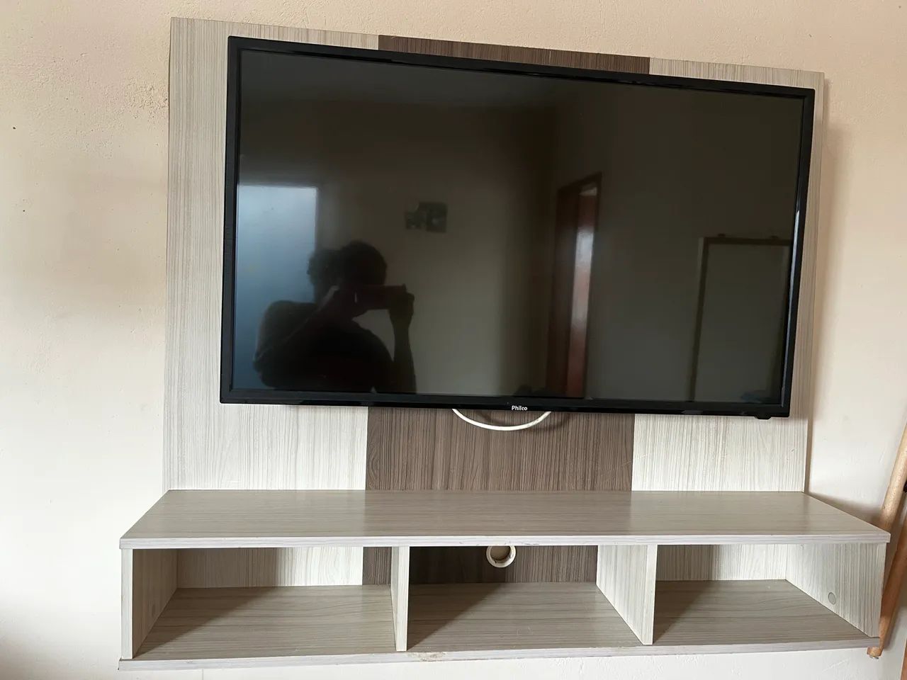 Painel de TV Suspenso com Nichos - Excelente Estado - Foto 2