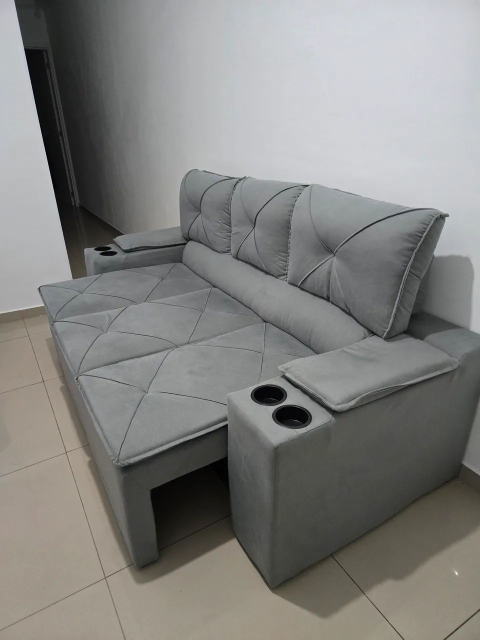 Sofá retrátil 3 lugares com porta copos