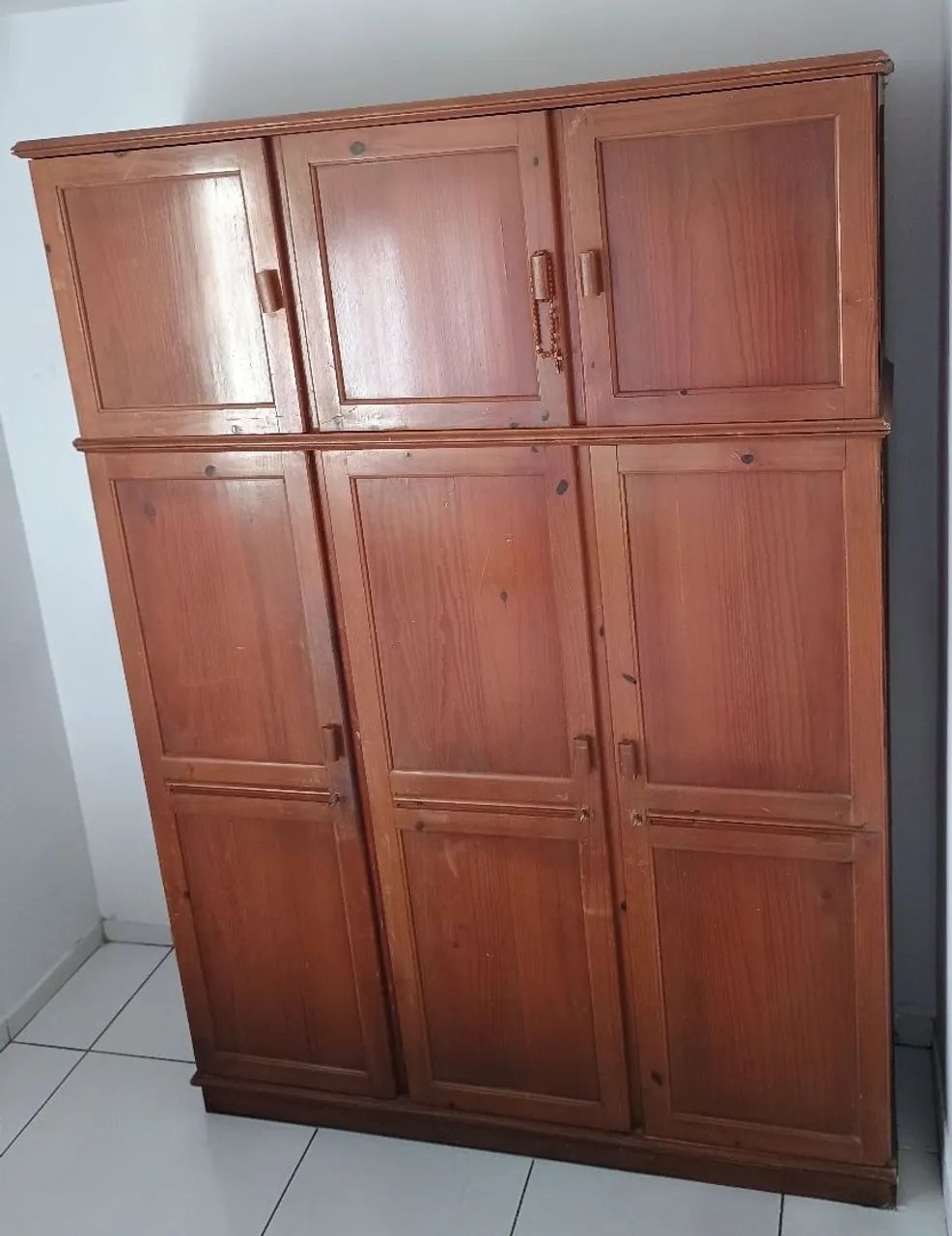 Guarda roupa em madeira maciça 