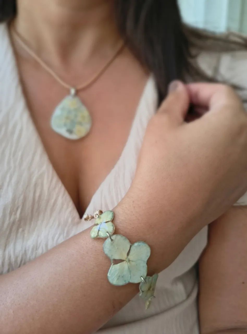 Conjunto em Resina com Hortênsias Naturais - Colar e Pulseira R$90  - Foto 5