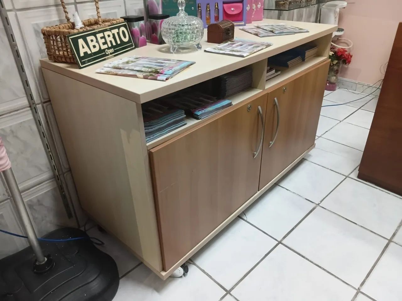 Balcão Criare com 2 Portas, Rodízios e Prateleira Interna - Foto 4