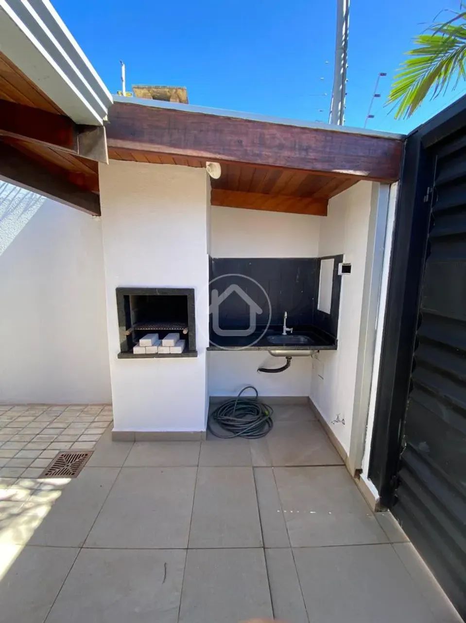 EXCELENTE CASA REFORMADA COM SUITE - Foto 3