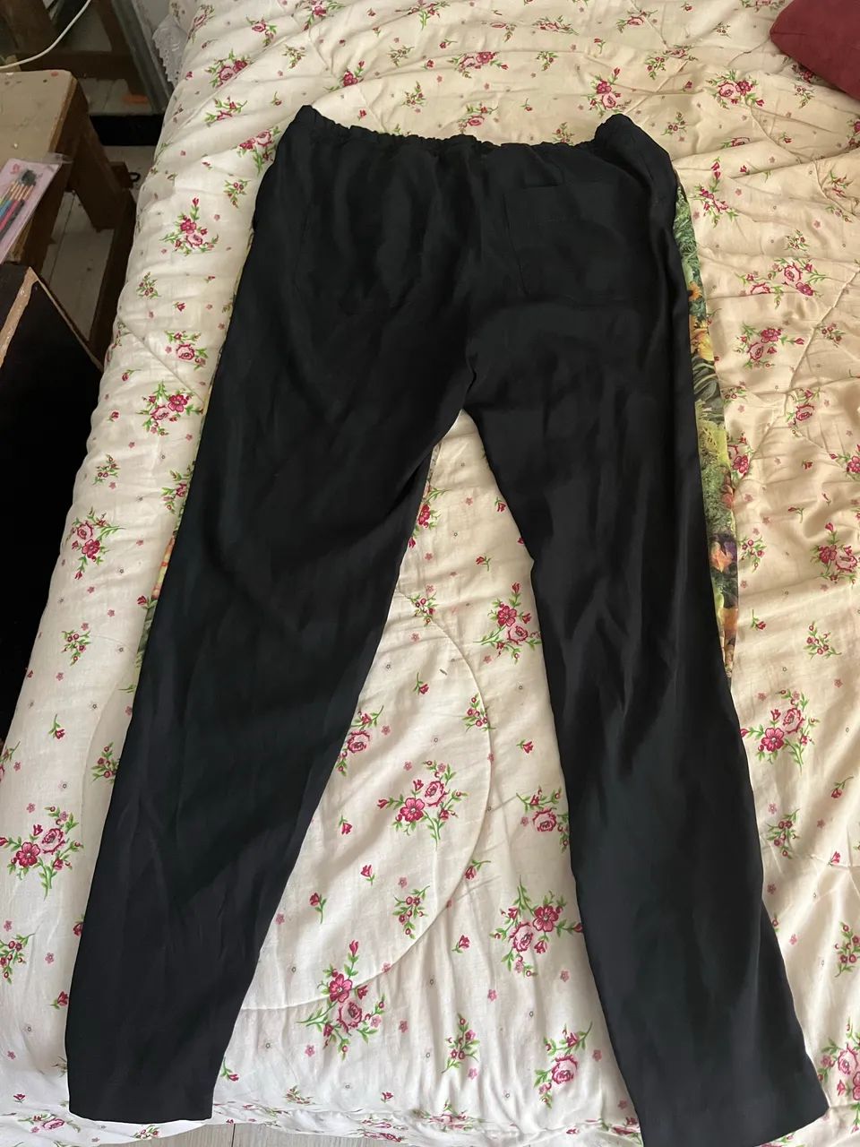 Calça floral tamanho M - Foto 3