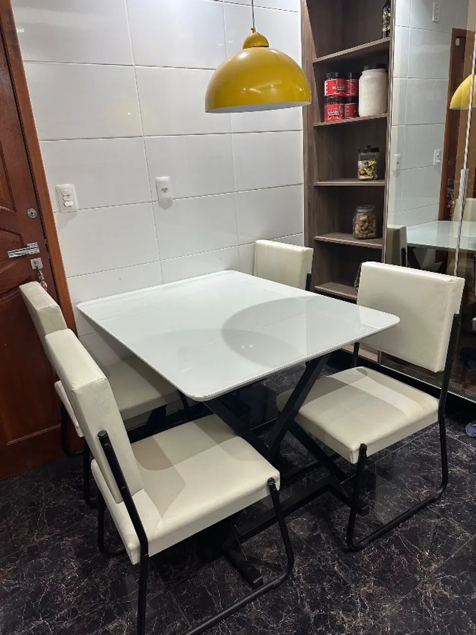 Conjunto mesa de jantar com 4 cadeiras