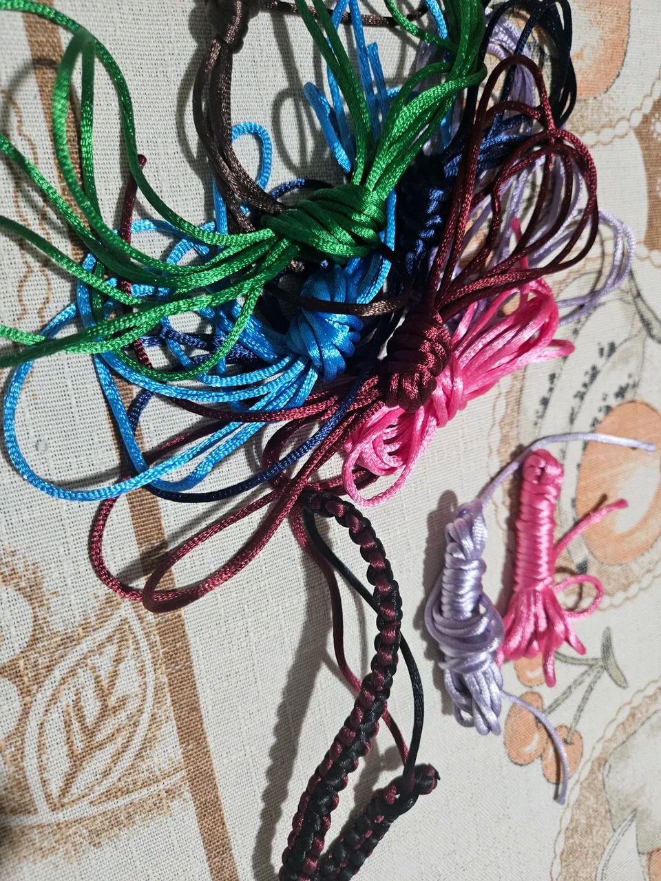 Pulseira Macrame de Cetim Várias Cores Sob Encomenda - Foto 3