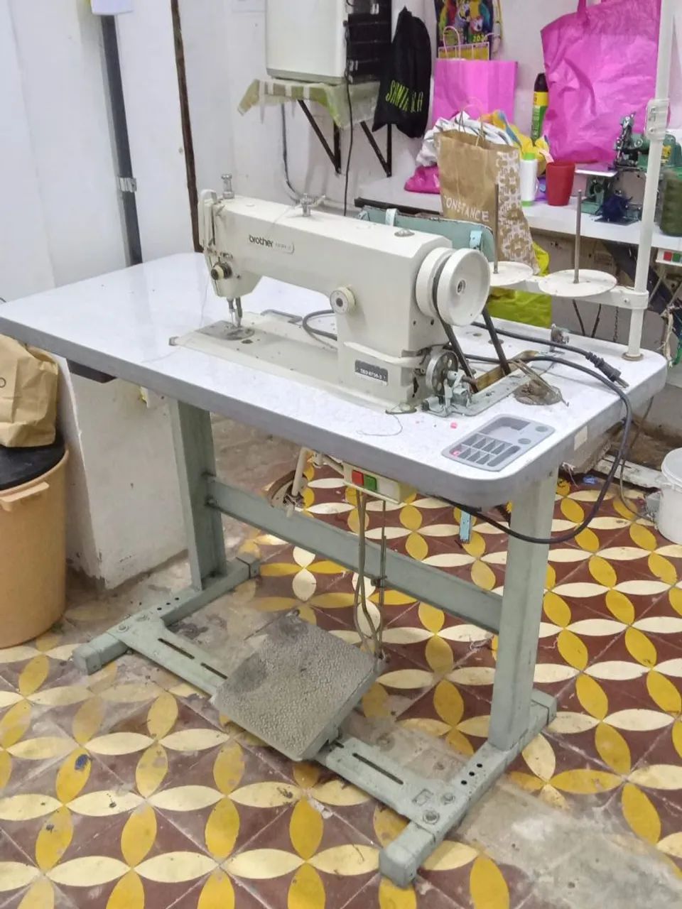 MÁQUINA DE COSTURA INDUSTRIAL