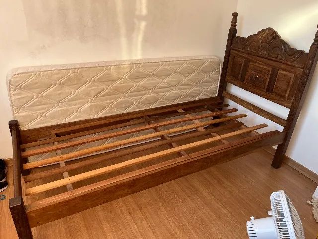 Cama de solteiro de sucupira com colchão 