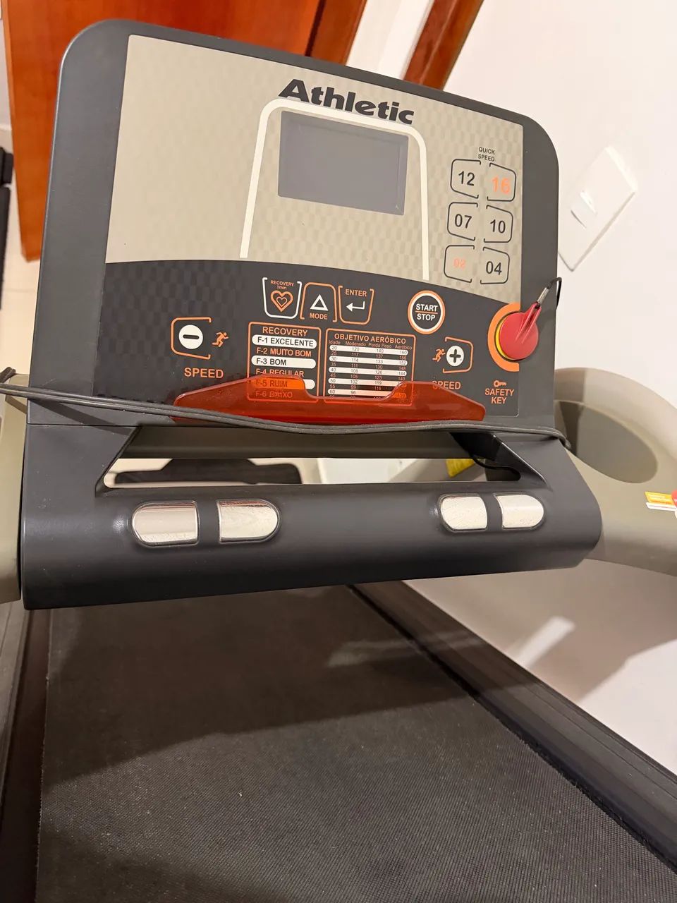 Esteira Athletic Advanced 550EE c/ defeito 