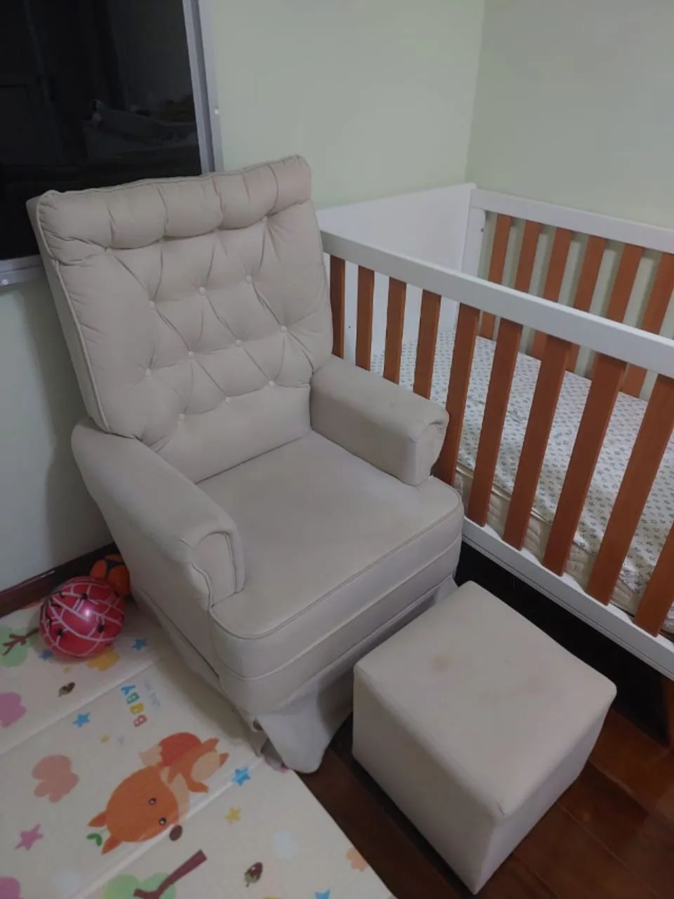 Poltrona de Amamentação Bege com Puff Capitonê Quarto de Bebê - Foto 3