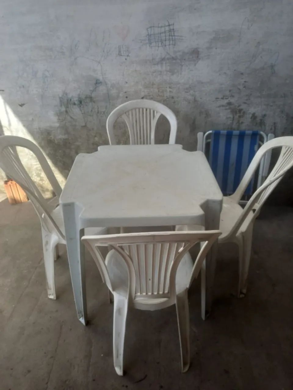 Jogos de mesa e cadeiras brancas