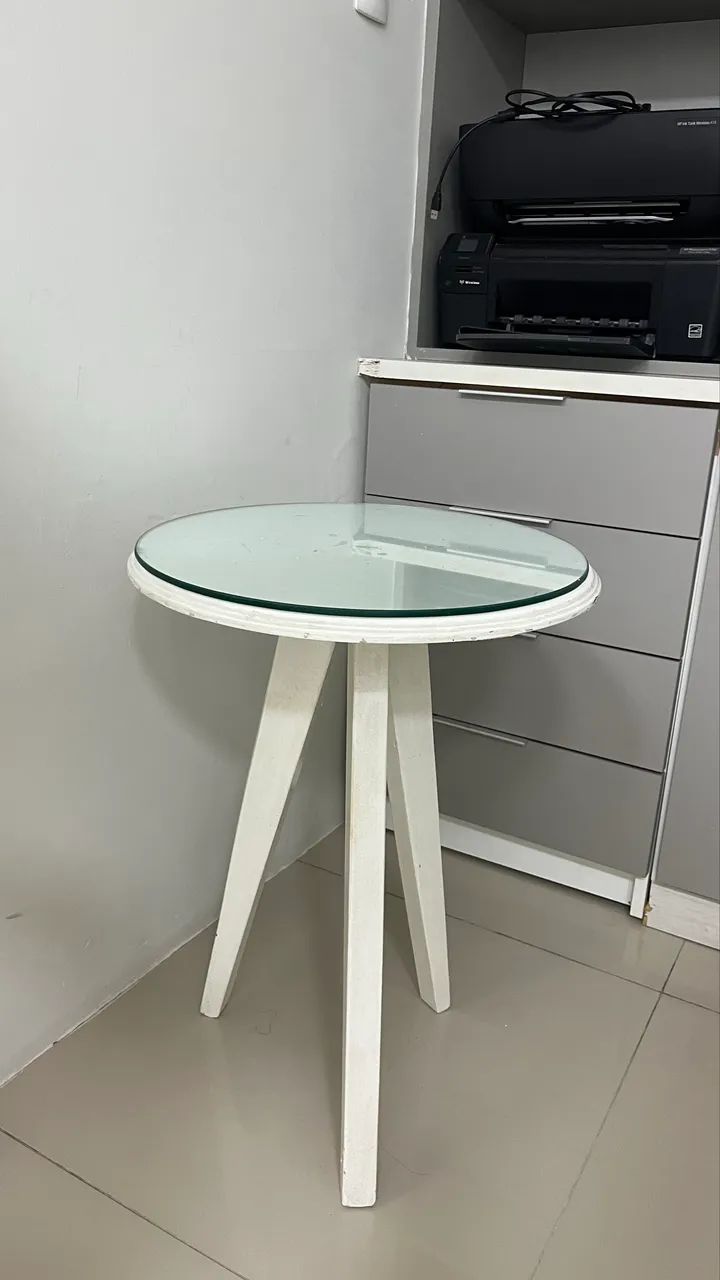 Mesa de canto redonda com tampo de vidro