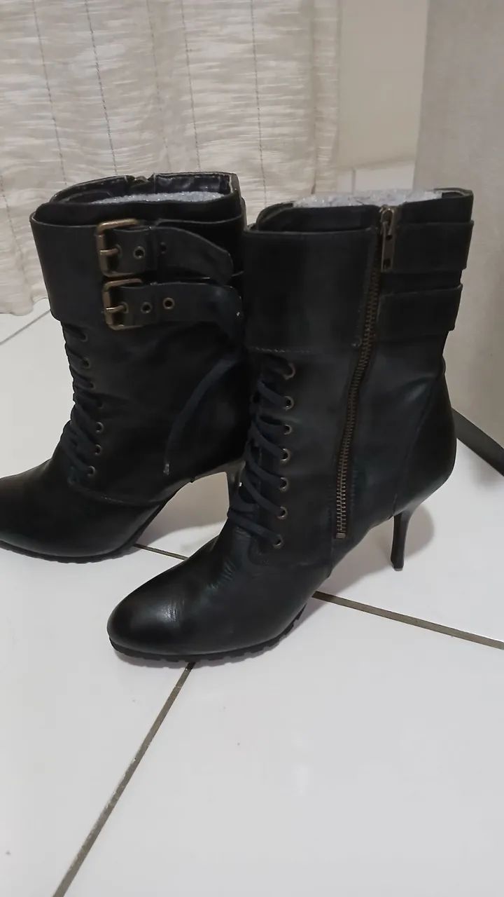 Bota em Couro Legítimo cano médio 