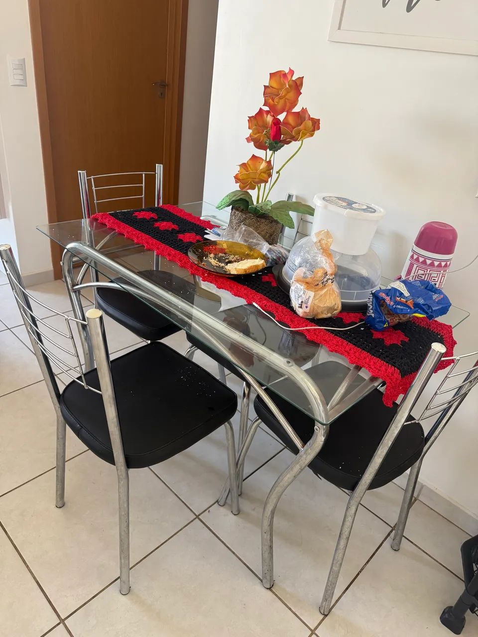 Mesa de vidro com 4 cadeiras - Foto 3