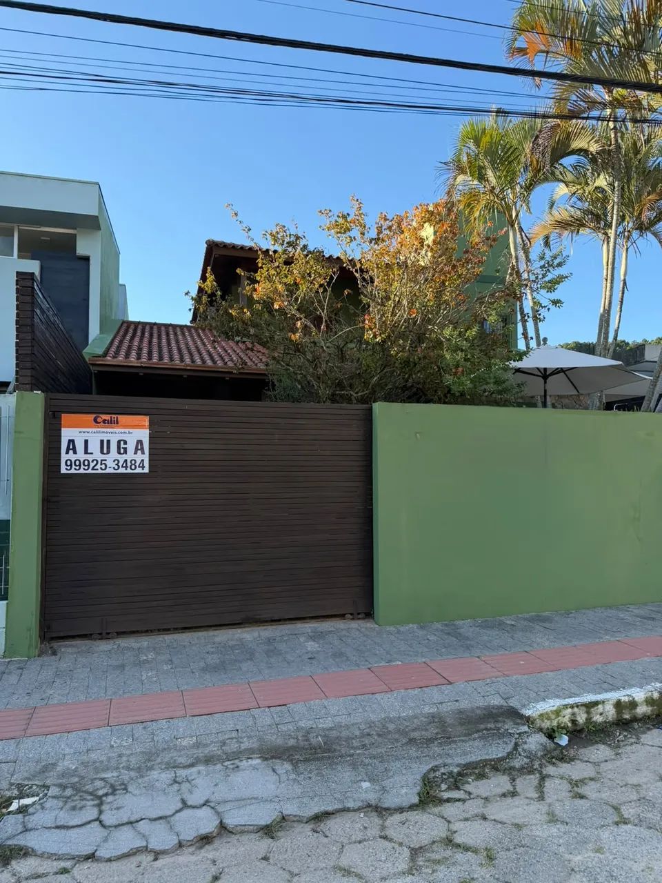 Excelente casa mobiliada com 2 pavimentos, sendo no piso térreo 2 dormitórios, 1 bwc, sala - Foto 2