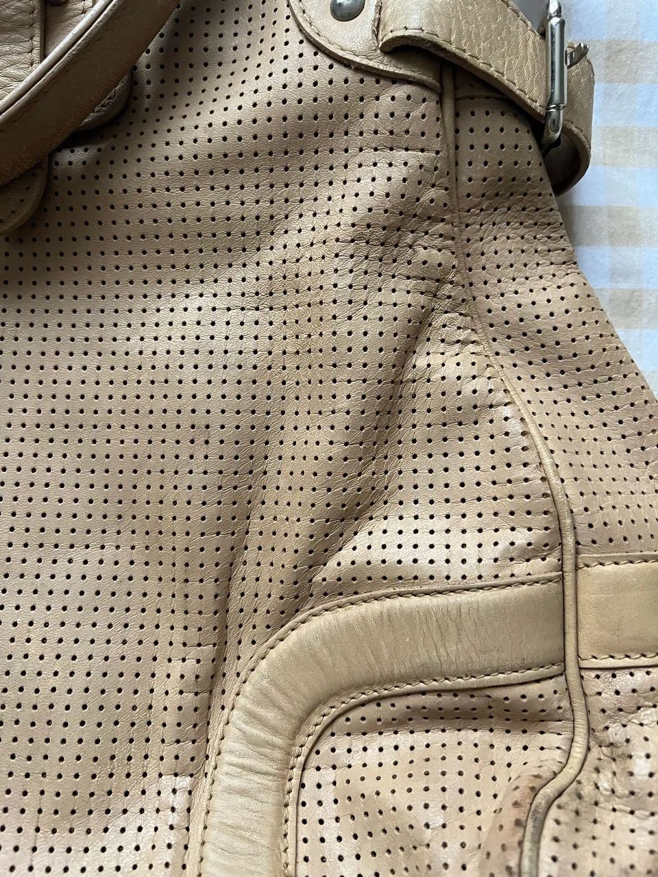 Bolsa de couro beje furadinha - Foto 3