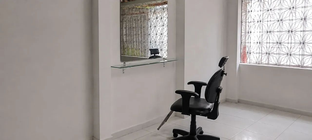 VENDE-SE - CADEIRA + ESPELHO + PRATELEIRA DE VIDRO - Foto 3