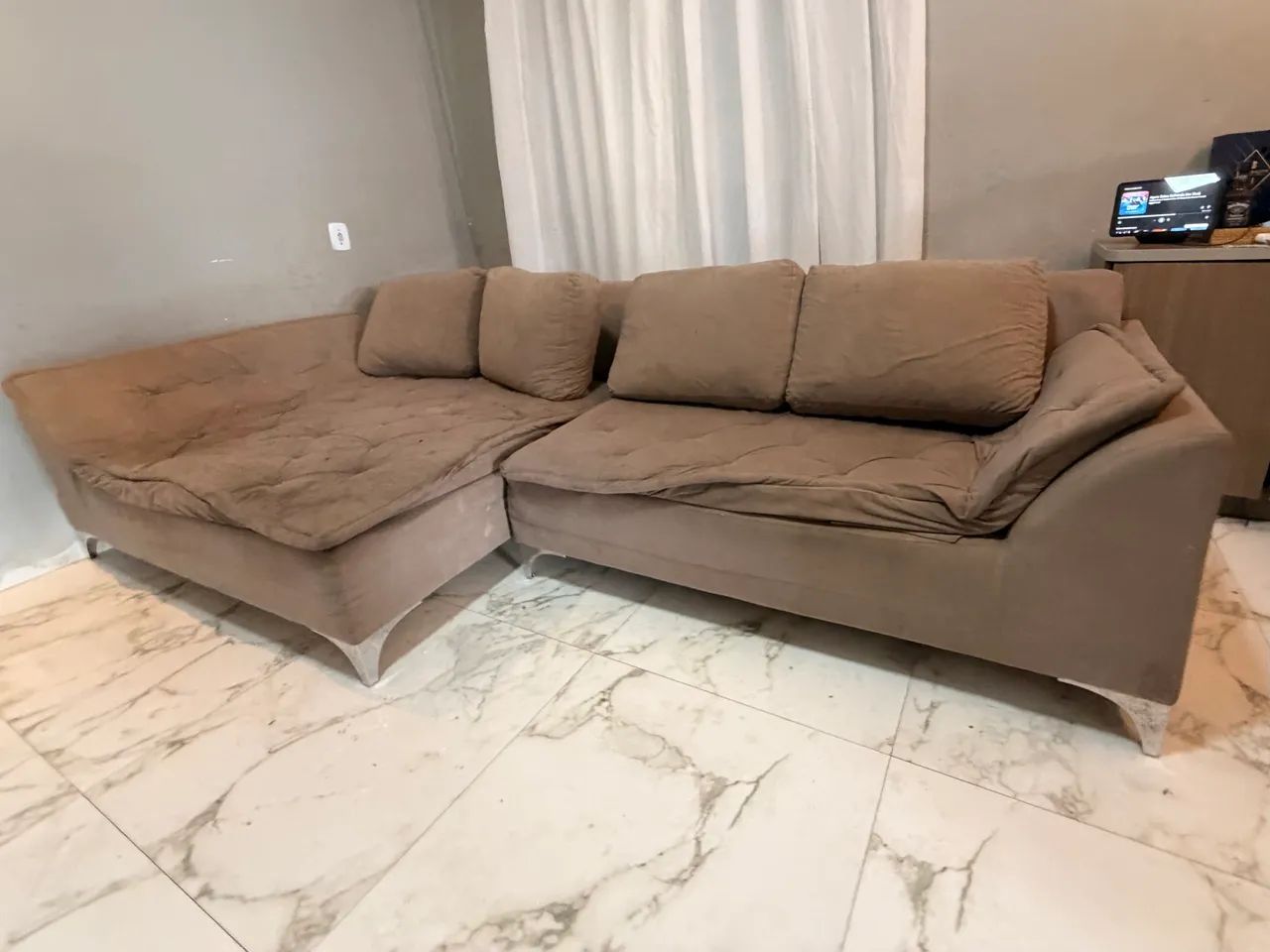 Sofá com chaise e almofadas