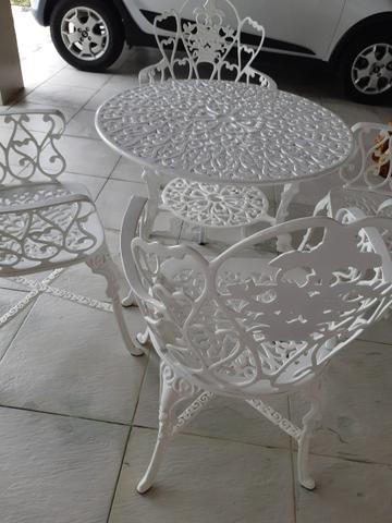 LINDO CONJUNTO DE MESA E 4 CADEIRAS DE ALUMÍNIO . Local de venda: LUÍS CORREIA/PI.