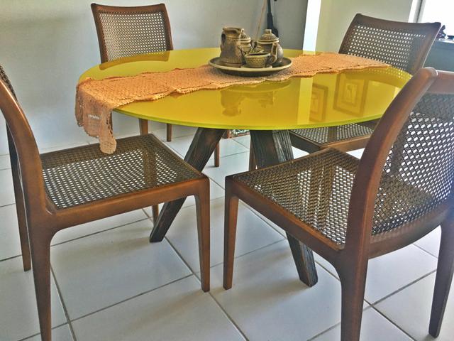 Lindíssima mesa de jantar e e vidro temperado