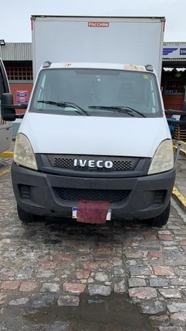 Iveco Daily 70C16HDCS com baú de 5.30